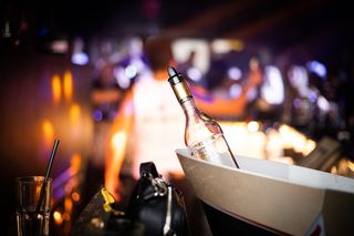 白色陶瓷碗上透明玻璃瓶的选择性聚焦照片