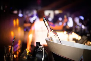 白色陶瓷碗上透明玻璃瓶的选择性聚焦照片