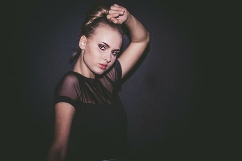 肖像摄影、女性、黑色、上衣、背景、时尚、风格、美