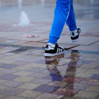 服装，服饰，鞋，鞋类，人，人，水，运动鞋