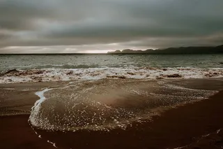 灰色天空下的海岸