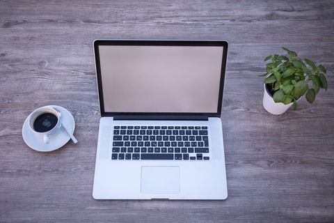 macbook、pro、旁边、咖啡杯、笔记本电脑、家庭办公室、交换机、白色屏幕 macbook、pro、旁边、咖啡杯、笔记本电脑、家庭办公室、交换机、白色屏幕