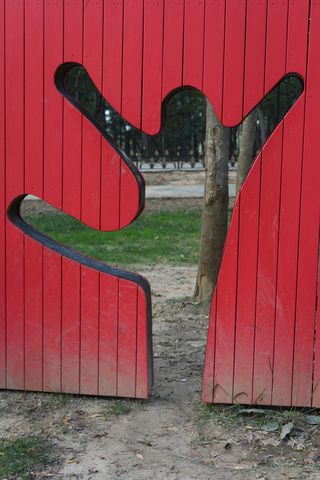 人形，张开双臂，拥抱，欢乐，红色，没有人，天，建筑