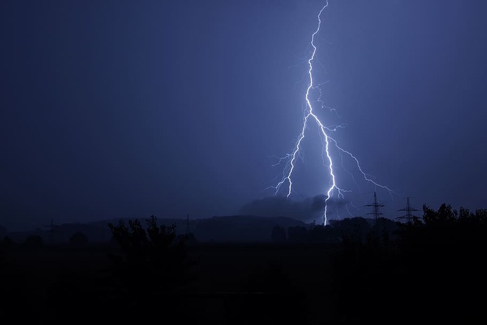 夜间闪电震动