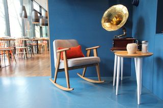 红色、枕头、白色、软垫、摇椅、棕色、木制、底座