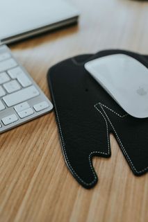 带大象鼠标垫的白苹果iMac电脑