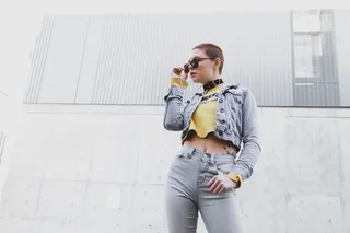 举着太阳镜的女人的照片