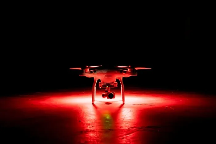 安装摄像头的无人机夜间拍摄