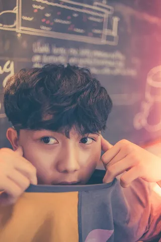 身穿棕色和灰色上衣的男子