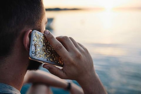 在海边，人们手里拿着手机