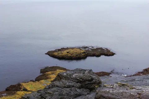 平静的海洋,霍尔姆,维多伊,法罗群岛,岩石,水,岩石物体,固体 平静的海洋,霍尔姆,维多伊,法罗群岛,岩石,水,岩石物体,固体