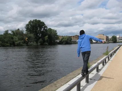 男人，走路，平衡，栏杆，旁边，河流，白天，柏林