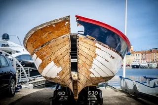 靴子、旧的、破损的、修复的、失事的、木头的、漏水的、卡恩