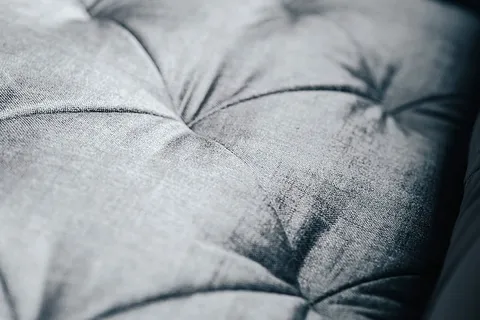 枕头和灰色沙发的特写镜头
