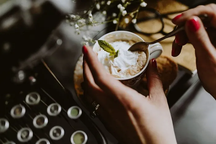 咖啡装在一个装饰性的杯子里，上面有金色的装饰物