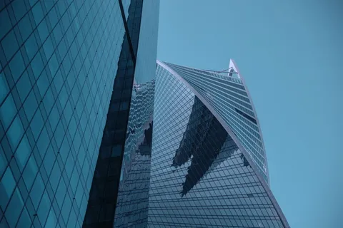 白色混凝土建筑，莫斯科市，2017年，俄罗斯，商业，多层建筑，深蓝色天空，窗户