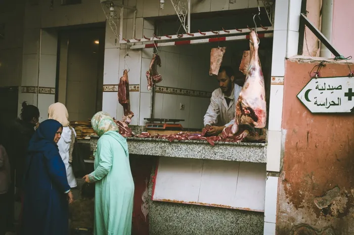 穿着蓝色和青色长袍的女人