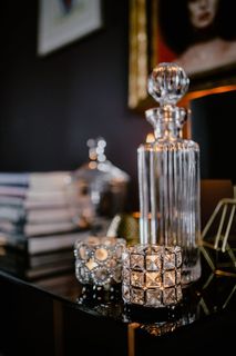 酒瓶、蜡烛和墙上的一幅画