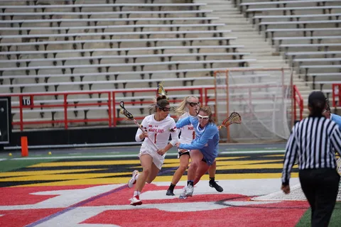 女子在体育场打曲棍球