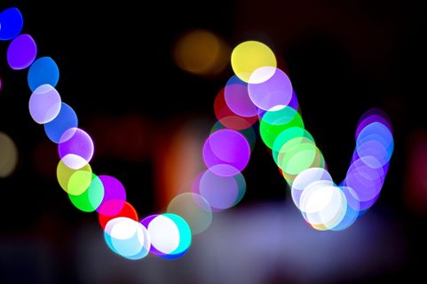 白色、粉色和绿色 LED 灯