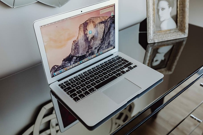 银苹果MacBook