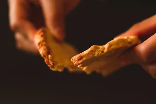 碎裂饼干，人手，菜鸟图库，食品和饮料，手，火焰，食品，燃烧