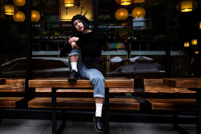 坐在木桌上的女人