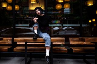 坐在木桌上的女人