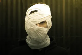 用纸巾包裹的人