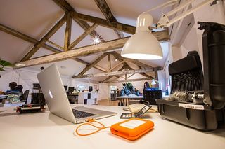 MacBook Air附近的白色学习灯