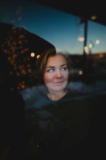 女士，站立，窗户，bokeh反光，穿着，黑色，圆领