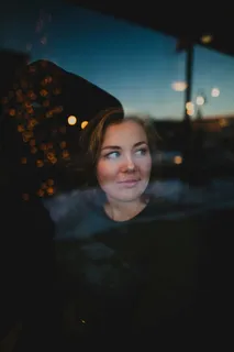 女士，站立，窗户，bokeh反光，穿着，黑色，圆领