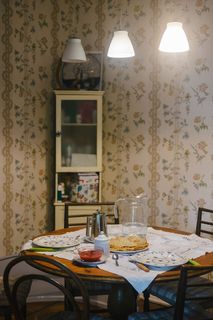 早餐在复古室内供应