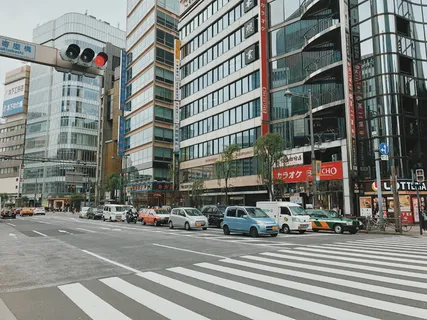 停在高层建筑附近的车辆