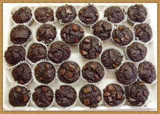 松饼，巧克力薄片松饼，蛋糕，自制，巧克力蛋糕，食品和饮料，室内，食品