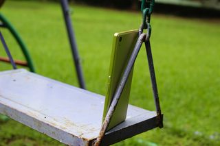 索尼、安卓、手机、智能手机、金属、聚焦前景、草地、操场