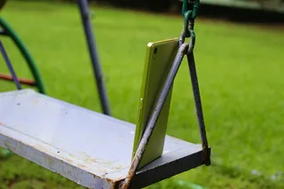 索尼、安卓、手机、智能手机、金属、聚焦前景、草地、操场