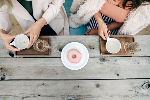 两个女人在桌子旁喝茶