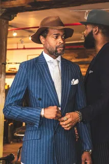 穿细条纹西装外套的男子