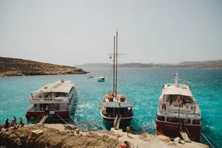 水体中的三艘各色船只