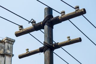 电线杆、绞架、电线、天空、无人、晴空、低角度视图、电缆