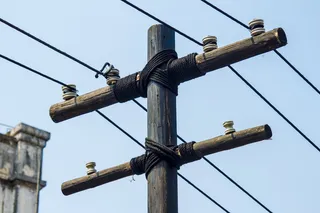 电线杆、绞架、电线、天空、无人、晴空、低角度视图、电缆