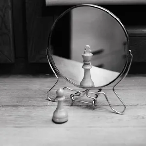 棋子前双面镜的灰度照片