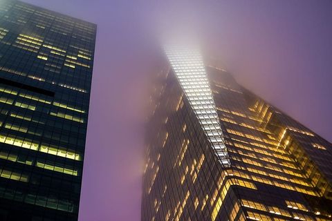 两栋灯火通明的高层建筑