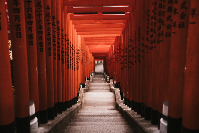 红色立柱之间的混凝土楼梯