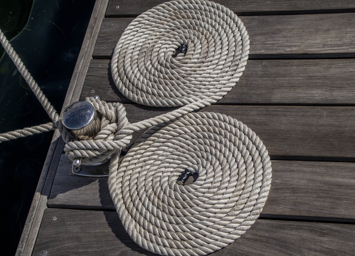 港口、绳索、桥梁、节点、系泊、木质材料、捆扎、高角度视图