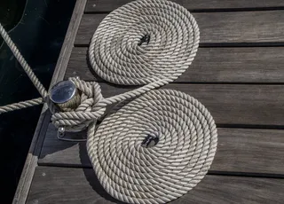 港口、绳索、桥梁、节点、系泊、木质材料、捆扎、高角度视图