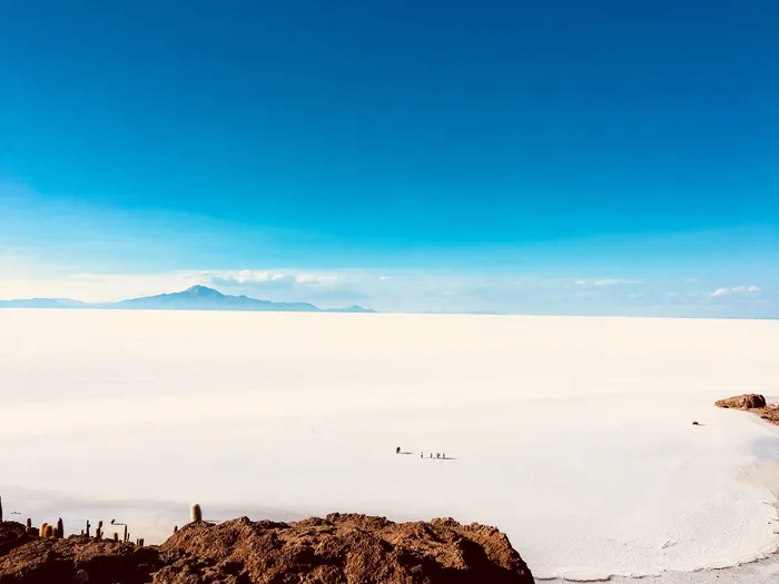 人，行走，辽阔，白雪覆盖，平原，高山，雪，岩石