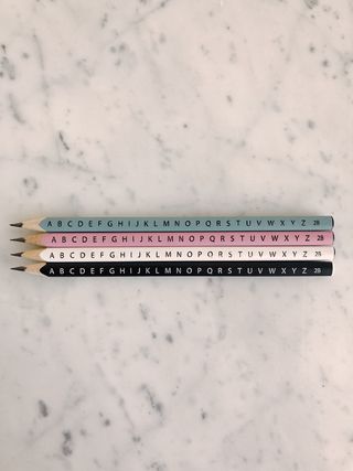 大理石瓷砖上四支铅笔的照片