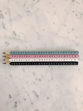 大理石瓷砖上四支铅笔的照片